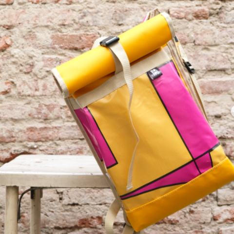 Mochila hecha a partir de lonas publicitarias